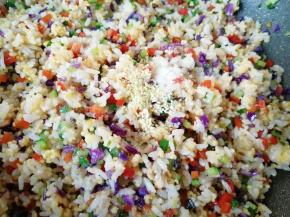 放盐和鸡精翻炒均匀关火。