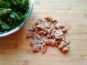 草头洗干净沥干水分，猪大肠切成段。