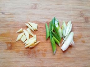 葱姜切成丝。