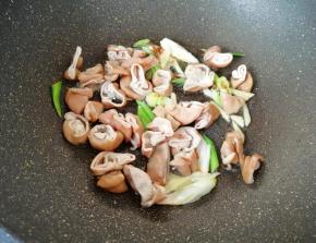 炒锅内倒入多力浓香花生油烧热，爆香葱姜和大肠。