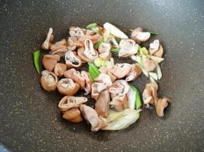 炒锅内倒入多力浓香花生油烧热，爆香葱姜和大肠。