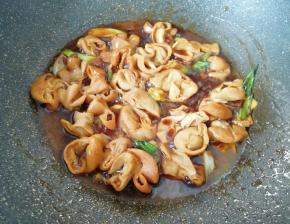 加入老抽、糖和适量的水，用小火烧5分钟。