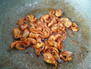 入味后加入少许水淀粉，勾芡盛出备用。