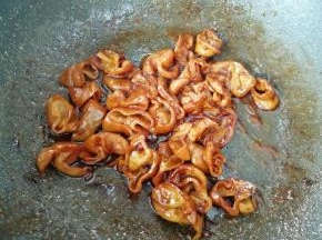 入味后加入少许水淀粉，勾芡盛出备用。