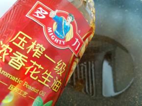 另起一个炒锅，倒入多力浓香花生油烧热。