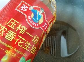 另起一个炒锅，倒入多力浓香花生油烧热。
