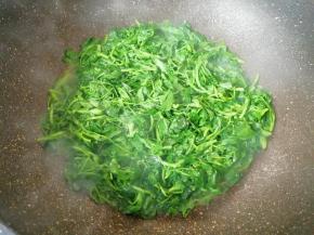 放入盐、糖、生抽和少许白酒，大火快速煸炒草头至熟。