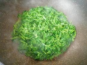 放入盐、糖、生抽和少许白酒，大火快速煸炒草头至熟。