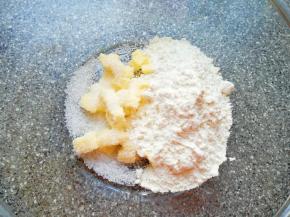 先来制做金宝酥粒：将黄油切成小块冷藏后取出，加入盐、糖和低筋面粉大概混合均匀。