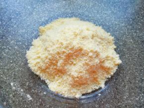 用指尖将低筋面粉与黄油搓成小粒状，冷藏备用。