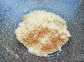 用指尖将低筋面粉与黄油搓成小粒状，冷藏备用。
