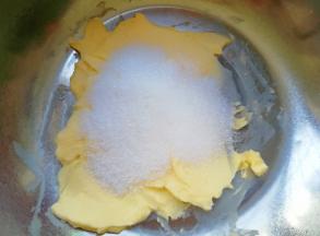 黄油室温软化，用刮刀压拌成泥状，分两次加入白砂糖。