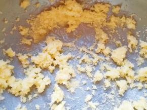 用电动打蛋器打发至蓬松状。