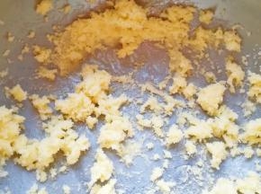 用电动打蛋器打发至蓬松状。