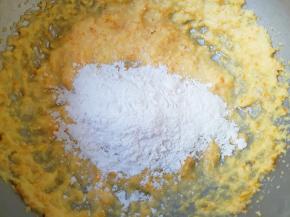 低筋面粉和泡打粉提前混合均匀过筛，先将四分之一加入到黄油糊中，压拌至无大量干粉。