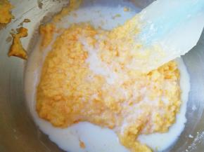 加入一半牛奶，随意翻拌几下即可。