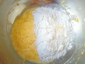 再加入剩余低筋面粉的一半，压拌均匀，再次加入剩下的一半牛奶翻拌均匀，加入剩下的低筋面粉压拌均匀。