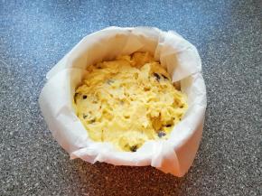 6寸戚风模具里面垫上油纸，放入拌好的蛋糕糊，用刮刀抹平。