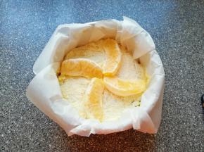 表面撒上一层金宝酥粒，放上橙子瓣。