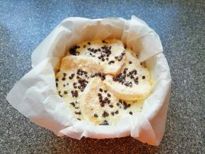 再次撒上一层金宝酥粒，撒上一层烘焙巧克力。