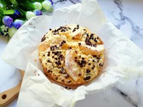 出炉啦！带油纸一起从模具里面取出，扒开油纸散热。