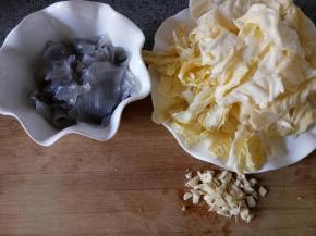 粉皮掰小，提前泡软，包菜撕成小块，蒜切碎