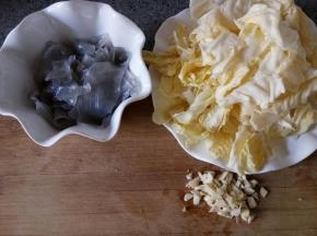 粉皮掰小，提前泡软，包菜撕成小块，蒜切碎