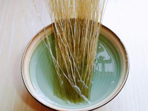 粉条冲洗干净，用冷水泡软。