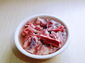 排骨温水冲洗干净，用冷水将血水泡出。