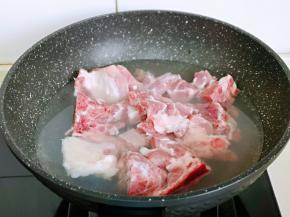排骨焯水，锅中加入水，排骨冷水下锅，大火烧开，煮2分钟，捞出用温水冲洗，把排骨上的杂质冲洗干净。