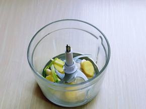 葱姜蒜去皮放入绞肉机中。