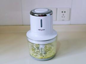 启动绞肉机将其搅碎。