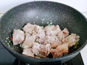 加入焯水的排骨煸炒。