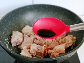 加入生抽，翻炒均匀。