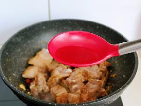 再加入料酒翻炒，去腥。