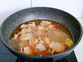 加入纯净水，没过排骨为佳，一次性加购水量。