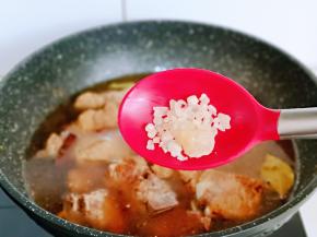 加入冰糖，盖上盖子将排骨炖烂。