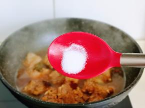 排骨酥烂后按个人口味加入盐。