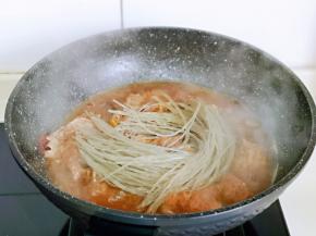 再加入泡软的粉条，中小火把粉条炖熟。