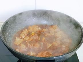 粉条熟后大火收汤，汤汁不要全部收干，有些汤汁才好吃。