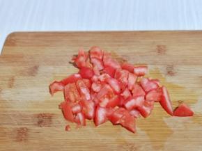 首先将番茄洗干净，去根切小块。
