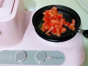 起油锅，加入切好的番茄炒软。