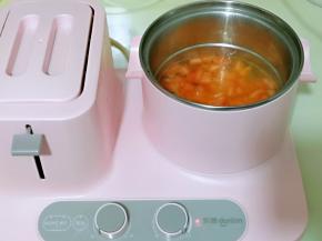 把炒软的番茄倒入汤锅中，加入纯净水。