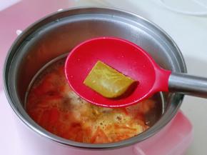 加入咖喱块，早餐机最大档烧开。