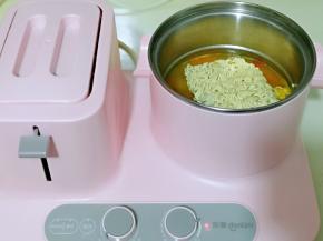 下去方便面，煮软。