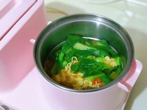 加入洗干净的菜芯。