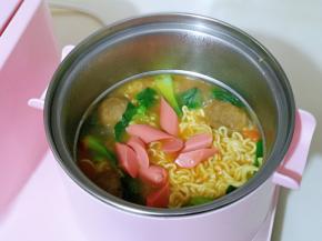 再加入切好的火腿肠，调味，煮1分钟关火。