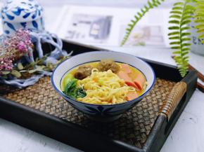 宝贝被香味吸引来了。