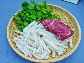  年糕洗净切成小指粗细的小条，搭配刚采摘的草籽与牛肉。