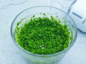 草籽洗净放东菱无线绞肉机搅碎。